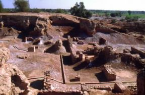 CittÃ . Veduta degli scavi di Harappa (Pakistan) del III millennio a. C.; la cittÃ  aveva una pianta quadrangolare con un reticolo stradale regolare.De Agostini Picture Library/G. Nimatallah